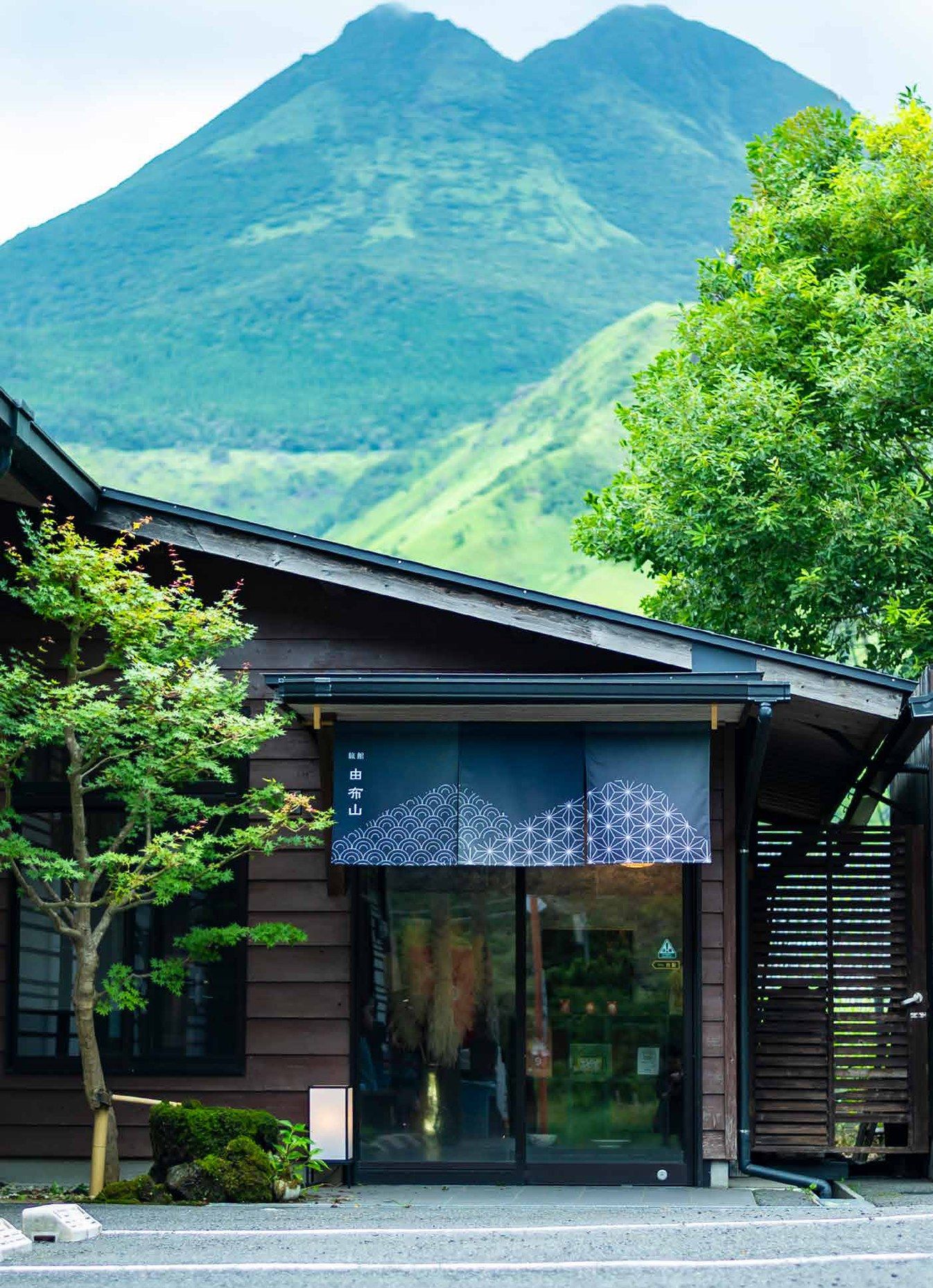 旅館 由布山の外観と由布岳